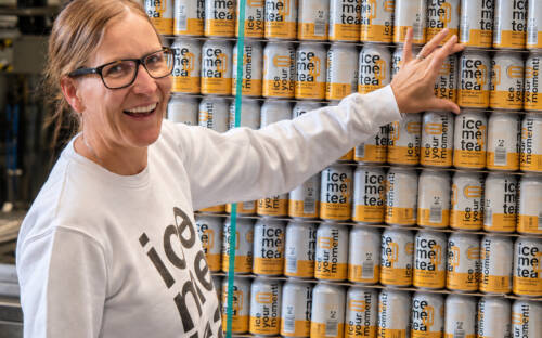 Gründerin Almut Moritz in der Icemetea-Produktion / ©Icemetea