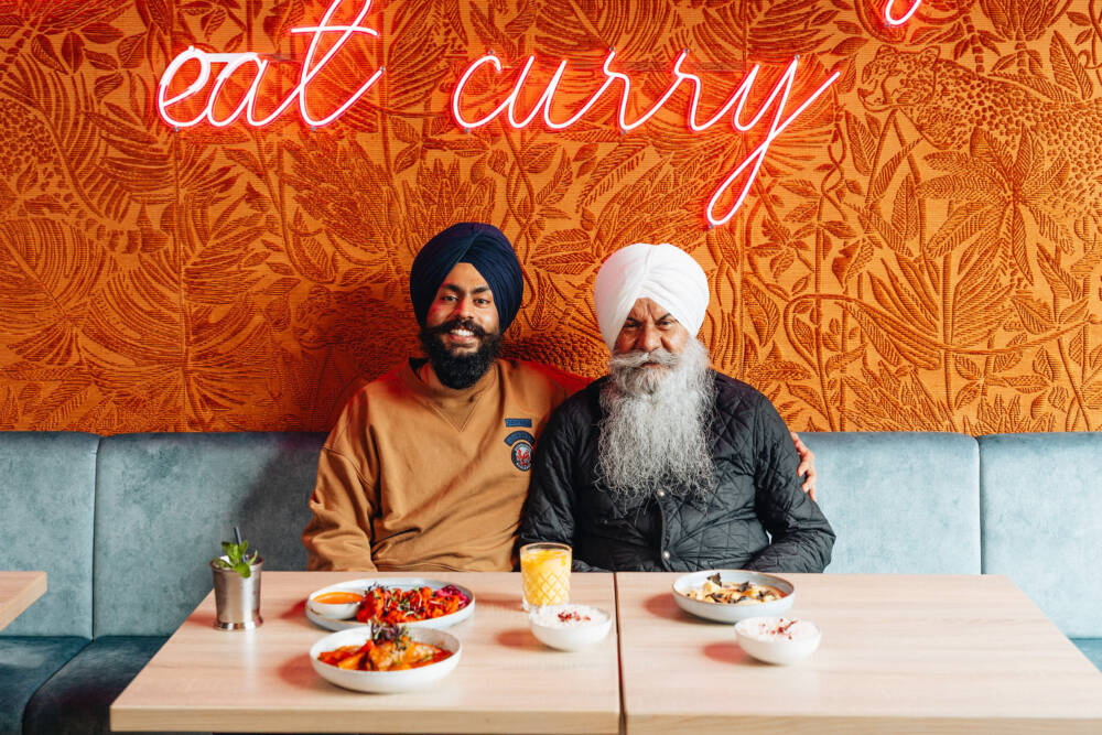 Gurbir Singh Muhar (l.) mit Vater Dalbir im Goa an der Langen Reihe / ©Julia Schumacher