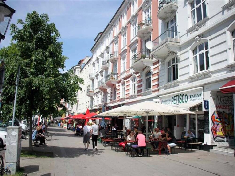 Hier treffen sich Hamburgerinnen und Hamburger auf der Suche nach einem richtig guten Drink und Plätzchen zum Sitzen: das Schulterblatt in der Sternschanze/©Johanna Zobel