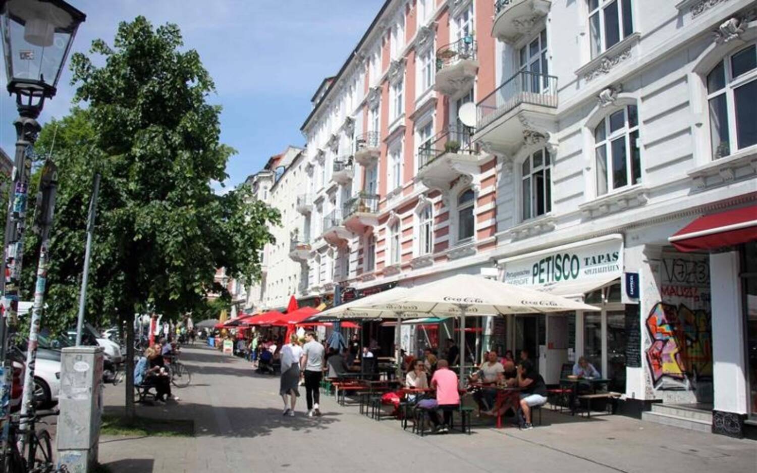 Hier treffen sich Hamburgerinnen und Hamburger auf der Suche nach einem richtig guten Drink und Plätzchen zum Sitzen: das Schulterblatt in der Sternschanze/©Johanna Zobel