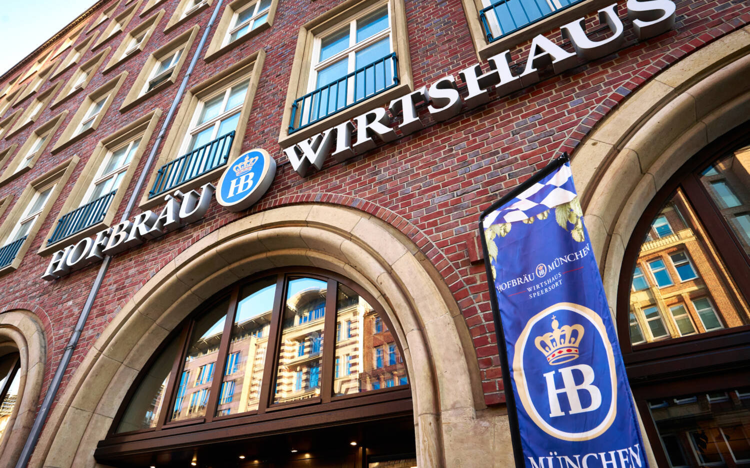 Im Hofbräu Wirtshaus werden zahlreiche Sportevent live übertragen / ©Marc Sill