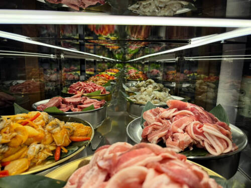 Im Yakido in der HafenCity bringt das Laufband frische Steaks, Garnelen, Gemüse und Pilze direkt an den Tisch /©Yakido