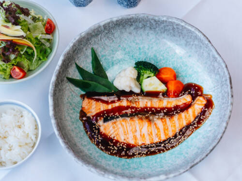 Im Yoshi wird Lachs in Teriyaki und Sesam gehüllt / ©Julia Schumacher 