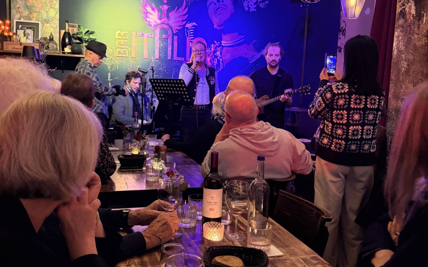In der Bar Italia kommen Menschen jeden Alters und jeder Herkunft zusammen /© Meike Diedrichsen