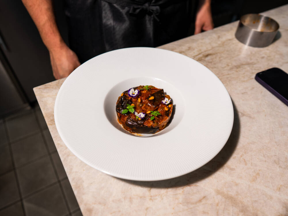 In der Caponata vom Restaurant Kasa, wird die Aubergine zum Star / ©SZENE-Studios