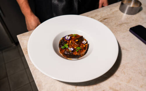 In der Caponata vom Restaurant Kasa, wird die Aubergine zum Star / ©SZENE-Studios