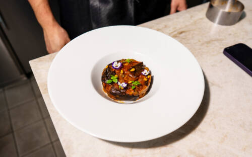 In der Caponata vom Restaurant Kasa, wird die Aubergine zum Star / ©SZENE-Studios