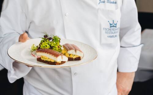Klassiker aus dem Fischereihafen Restaurant: Räucheraal mit Kräuterrührei auf Schwarzbrot / ©Julia Schumacher