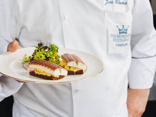 Klassiker aus dem Fischereihafen Restaurant: Räucheraal mit Kräuterrührei auf Schwarzbrot / ©Julia Schumacher