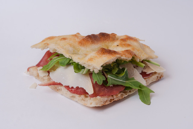 Klassisches Focaccia mit Parmesan und Rucola gibt es bei Fox Focaccia natürlich auch / ©F.O.X. Focaccia GmbH
