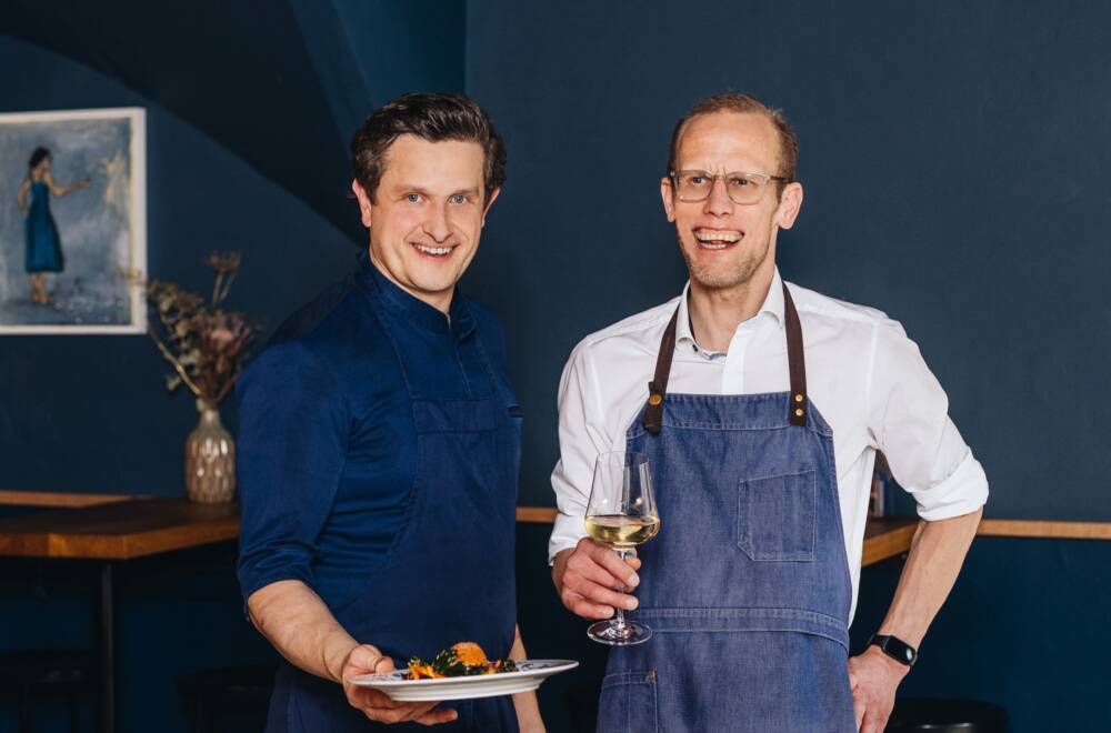Max Legler (links) und sein Küchenchef Jörg Brandt zaubern in Ottensen preisgekrönte französische Küche / ©Julia Schumacher
