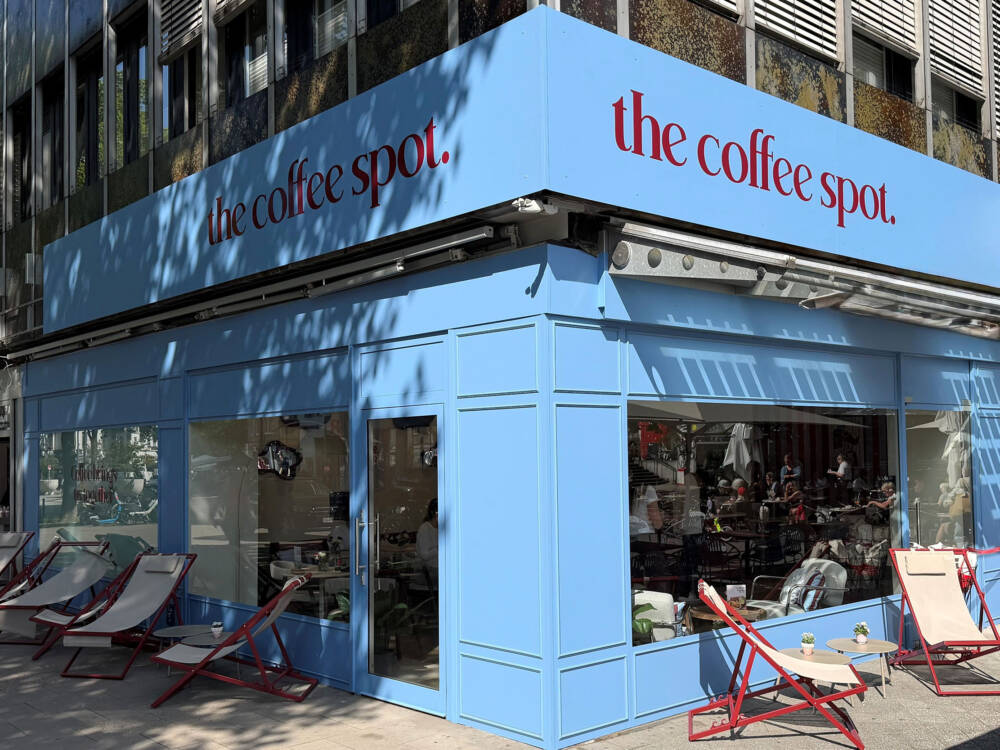 Mit der hellblauen Fassade zieht The Coffee Spot die Aufmerksamkeit auf sich / ©Tchibo