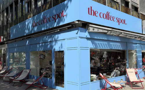 Mit der hellblauen Fassade zieht The Coffee Spot die Aufmerksamkeit auf sich / ©Tchibo