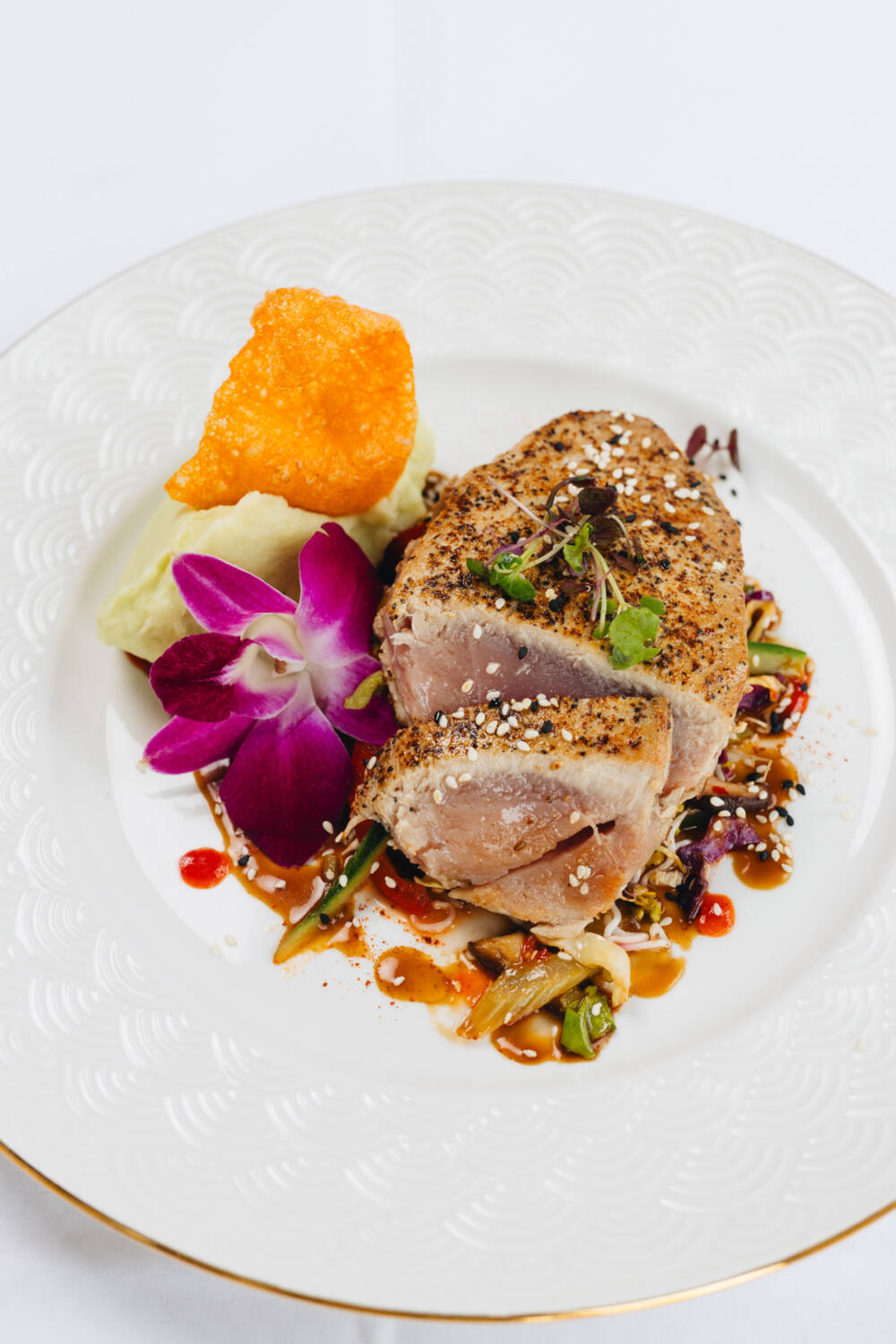 Moderne Küche – etwa Thunfisch nach asiatischer Art – wird im Fischereihafen Restaurant serviert / ©Julia Schumacher