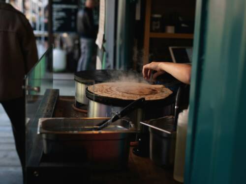 Piti's Crêperie bietet eine weite Bandbreite an Buchweizen-Galettes und süße Crêpes an / ©Unspalsh/Jason King