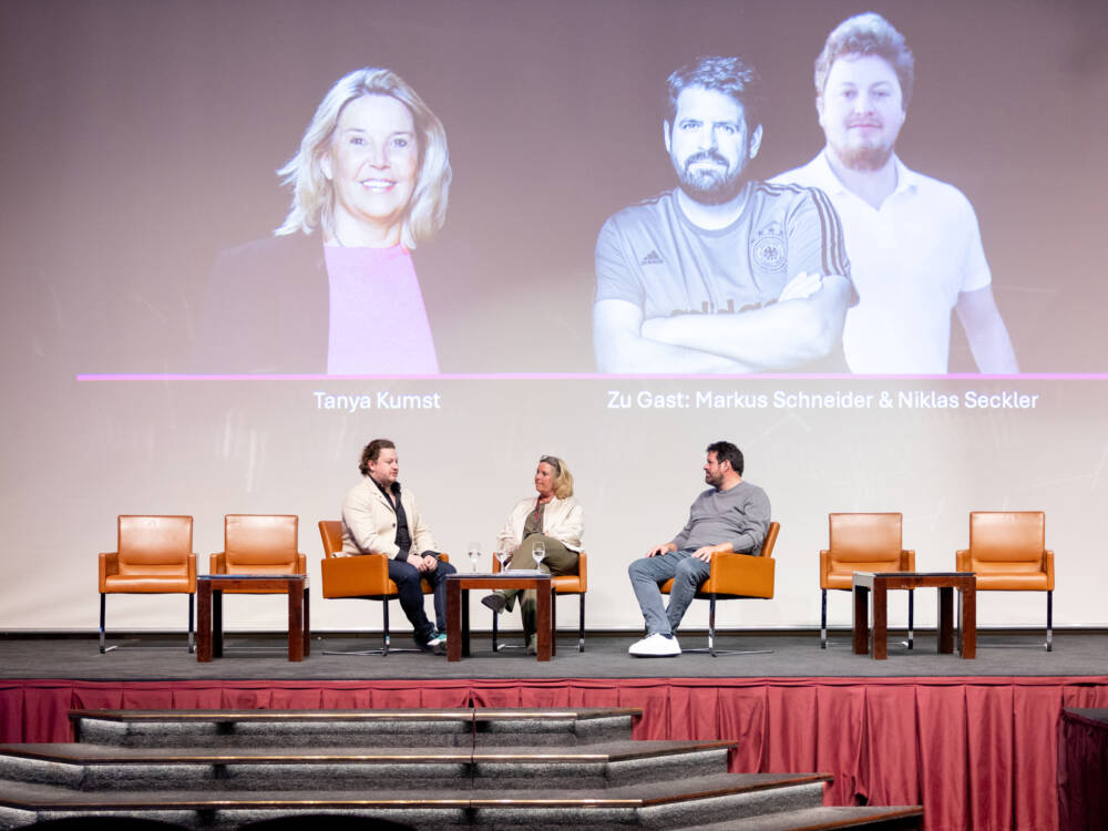 Podcasterin Tanya Kumst spricht live mit Winzer Markus Schneider und Gastronom Niklas Seckler / ©Liza Holiarchuk