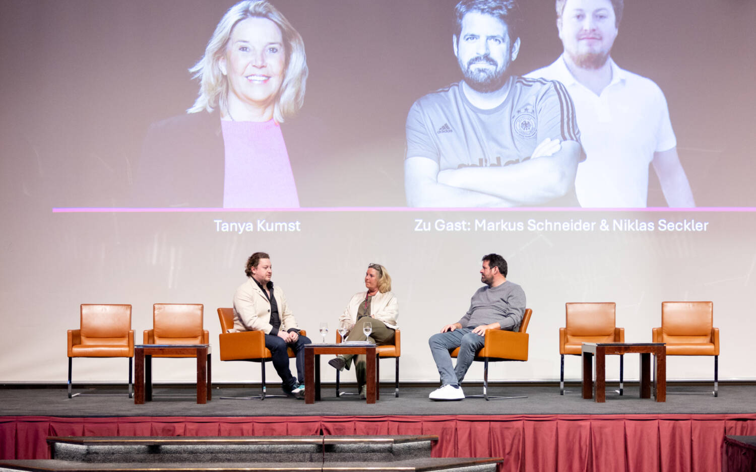 Podcasterin Tanya Kumst spricht live mit Winzer Markus Schneider und Gastronom Niklas Seckler / ©Liza Holiarchuk