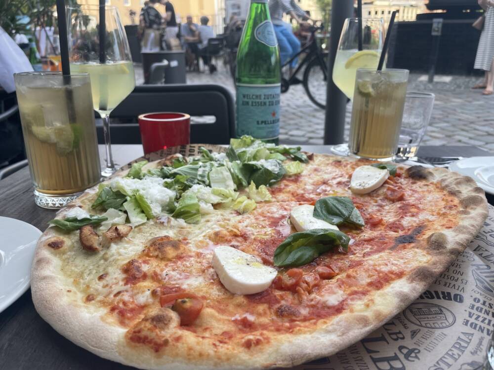 Riesige Pizza, Pasta und Aperol am Wasser: Bei L’Osteria in Bergedorf! / ©Alina Fedorova