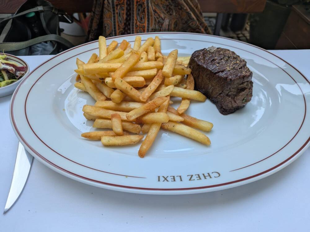 Saftiges Filet ergänzt von knusprigen Pommes / ©Genuss-Guide