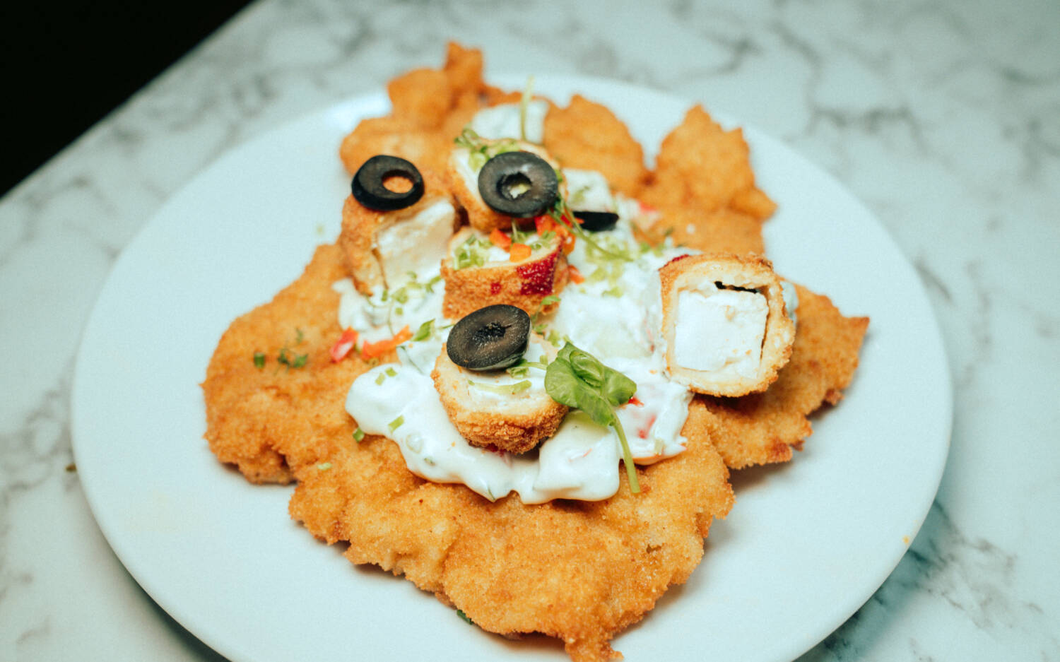 Schnitzel mit Oliven und gebackenem Feta? Gibt’s im neuen Captain’s Schnitzel / ©Captain’s Schnitzel