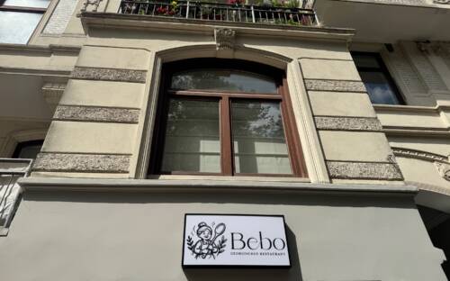 Schon an der Fassade zeigt sich die familiäre Handschrift von Bebo / ©Joelle Fischer 