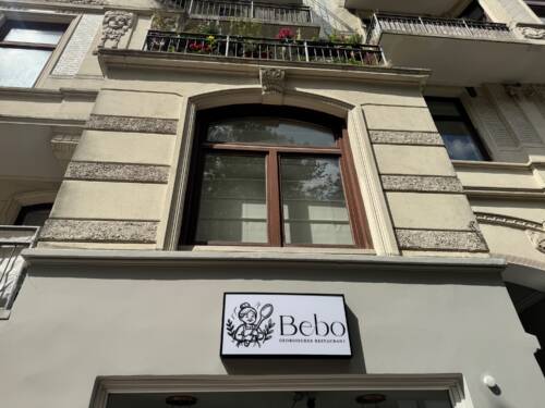 Schon an der Fassade zeigt sich die familiäre Handschrift von Bebo / ©Joelle Fischer 