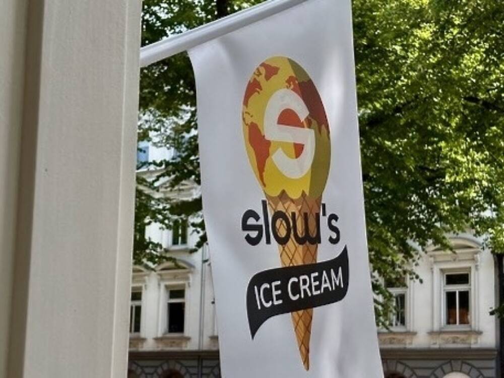 Slow’s Ice Cream Shop macht mit seinem bunten Logo auf sich aufmerksam / @Eva Kalmbach