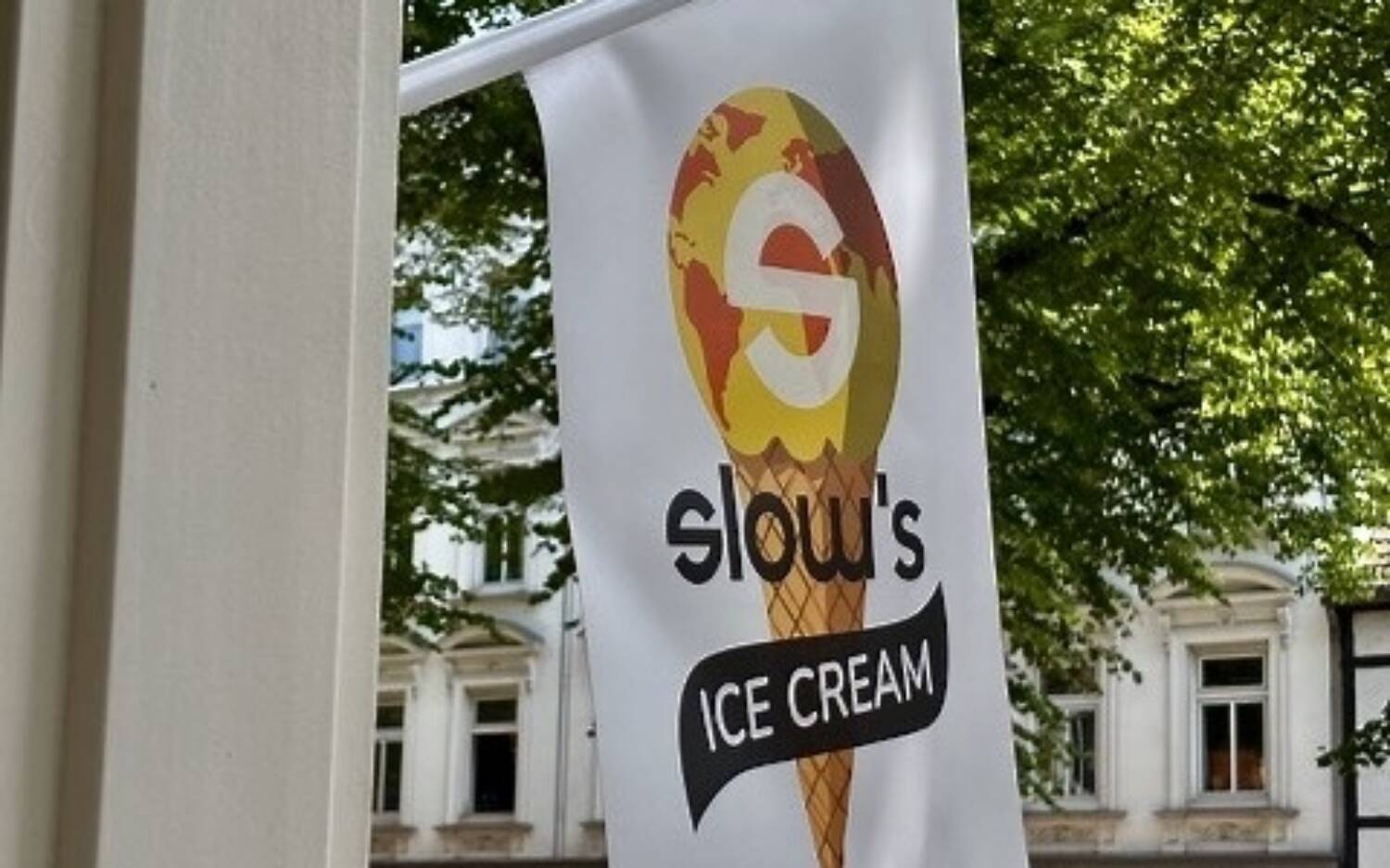 Slow’s Ice Cream Shop macht mit seinem bunten Logo auf sich aufmerksam / @Eva Kalmbach