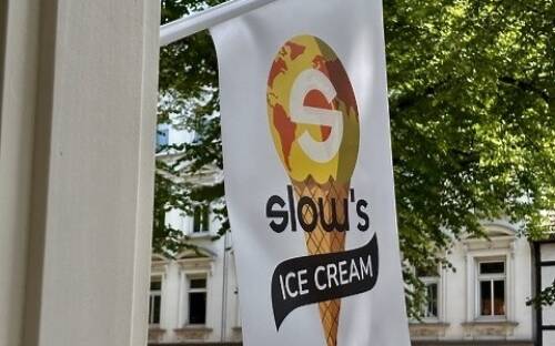 Slow’s Ice Cream Shop macht mit seinem bunten Logo auf sich aufmerksam / @Eva Kalmbach