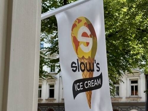 Slow’s Ice Cream Shop macht mit seinem bunten Logo auf sich aufmerksam / @Eva Kalmbach