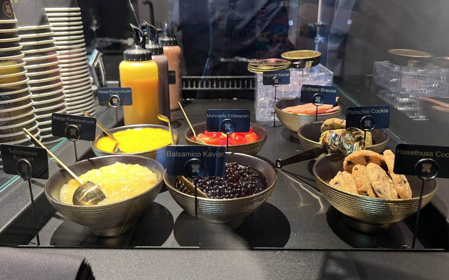 Verschiedene Toppings, Saucen und Kaviar zum Garnieren der Eiskreationen / Paula Rieck