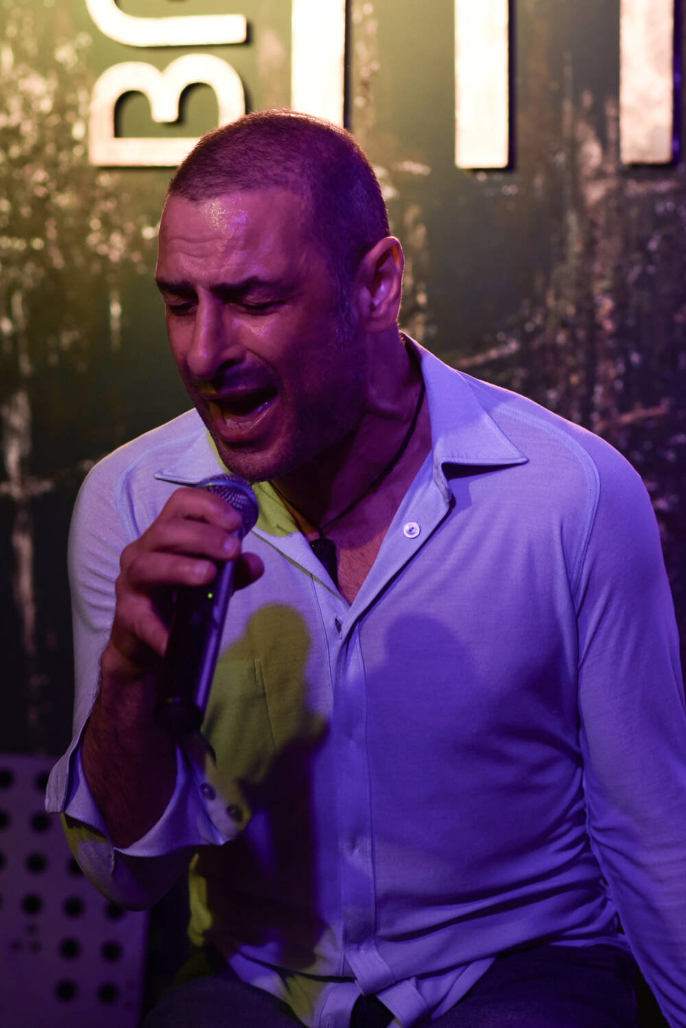 Volkan Baydar singt wie Danelle Rhymes regelmäßig in der Bar Italia und begeistert Gäste mit seiner Musik /© Meike Diedrichsen
