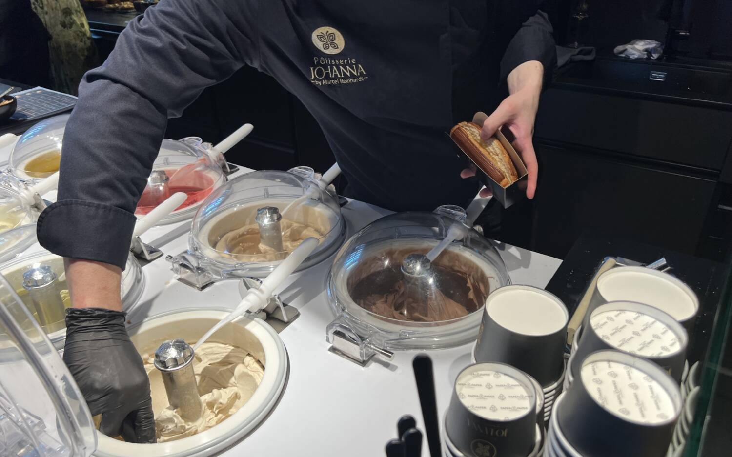Wer mag, kann sein Eis auch in feiner Viennoiserie genießen / ©Paula Rieck
