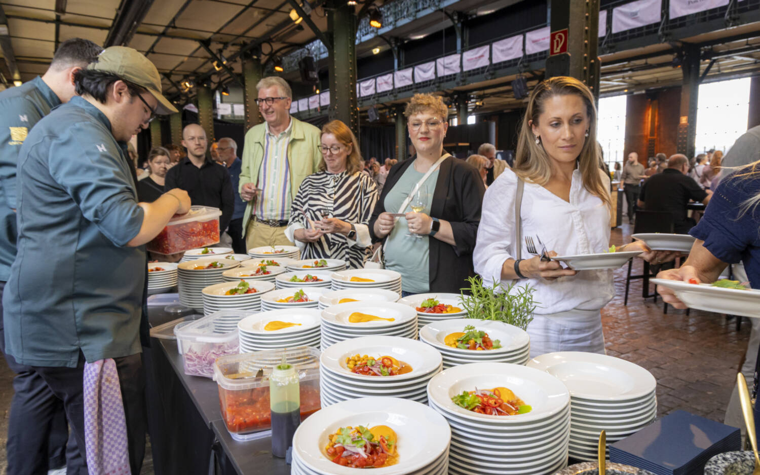  An einem Spätsommerabend konnten sich rund 500 Gäste beim zweiten Testsieger-Food-Festival durch preisgekrönte Restaurants probieren / ©Jan-Rasmus Lippels