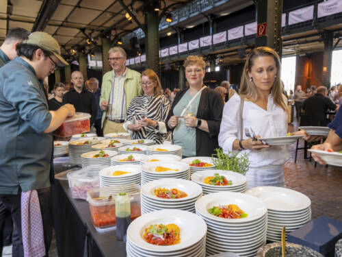  An einem Spätsommerabend konnten sich rund 500 Gäste beim zweiten Testsieger-Food-Festival durch preisgekrönte Restaurants probieren / ©Jan-Rasmus Lippels