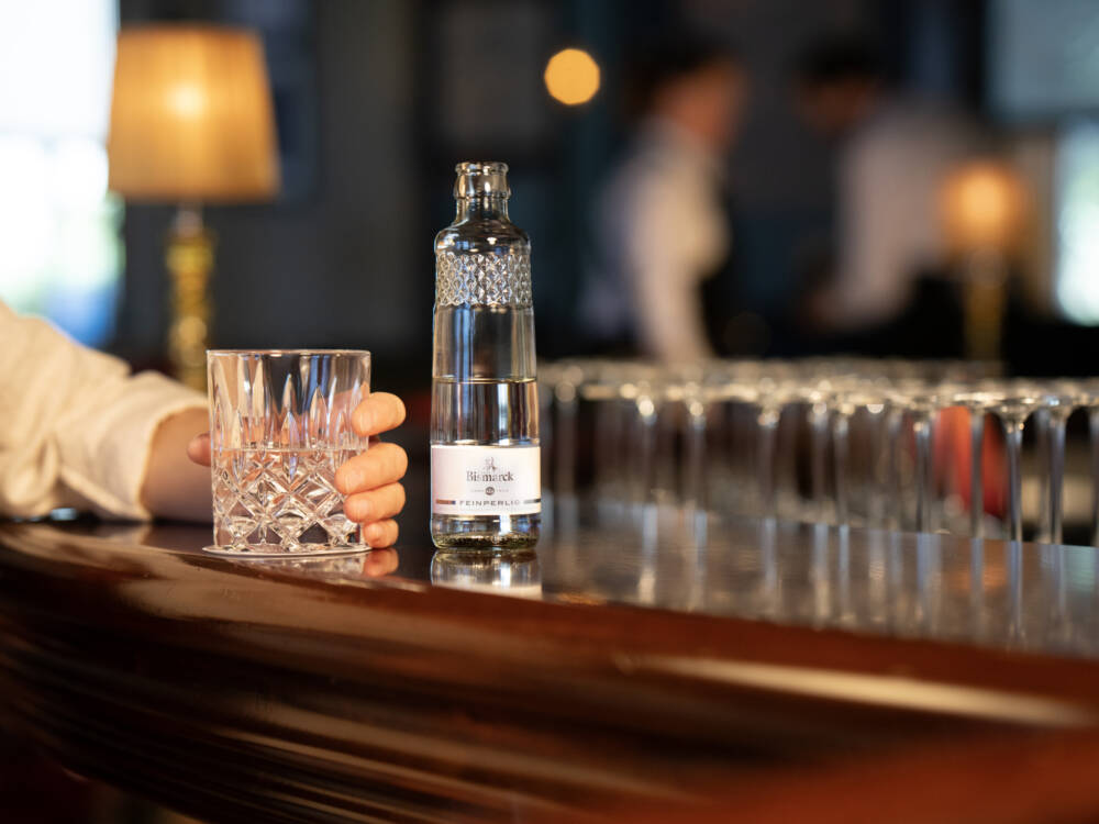 Auch beim Mineralwasser zählt der erste Eindruck. Fürst Bismarck Gourmet gibt es jetzt in einer neuen eleganten Glasflasche für Restaurants, Hotels, Bars und Cafés. /© Fürst Bismarck Quelle