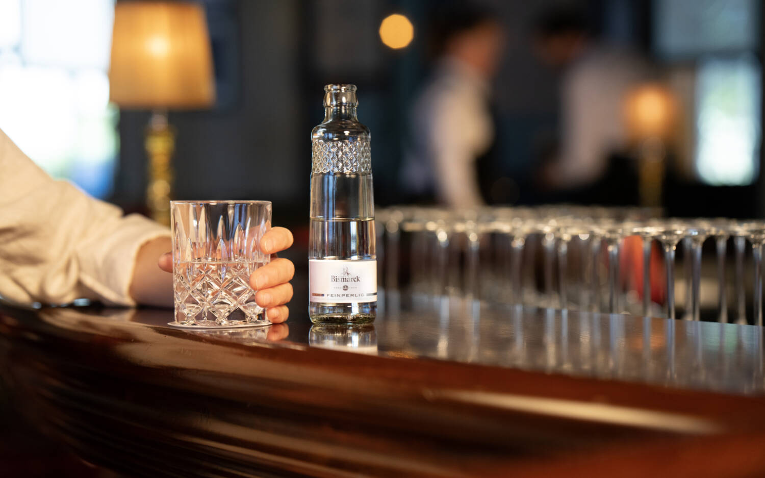 Auch beim Mineralwasser zählt der erste Eindruck. Fürst Bismarck Gourmet gibt es jetzt in einer neuen eleganten Glasflasche für Restaurants, Hotels, Bars und Cafés. /© Fürst Bismarck Quelle