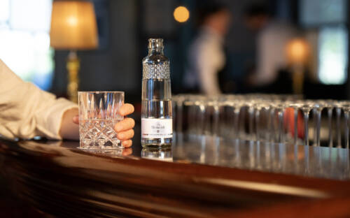 Auch beim Mineralwasser zählt der erste Eindruck. Fürst Bismarck Gourmet gibt es jetzt in einer neuen eleganten Glasflasche für Restaurants, Hotels, Bars und Cafés. /© Fürst Bismarck Quelle