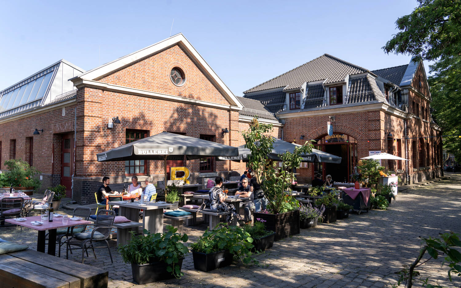 Auf der Terrasse der Bullerei Deli lässt sich das Leben mitten in der Schanze besonders gut genießen / ©Bullerei 