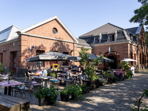 Auf der Terrasse der Bullerei Deli lässt sich das Leben mitten in der Schanze besonders gut genießen / ©Bullerei 