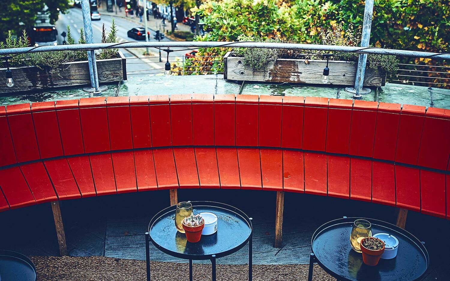 Auf der Terrasse genießen Gäste einen einzigartigen Blick auf das bunte Treiben in der Sternschanze /©Marc Sill
