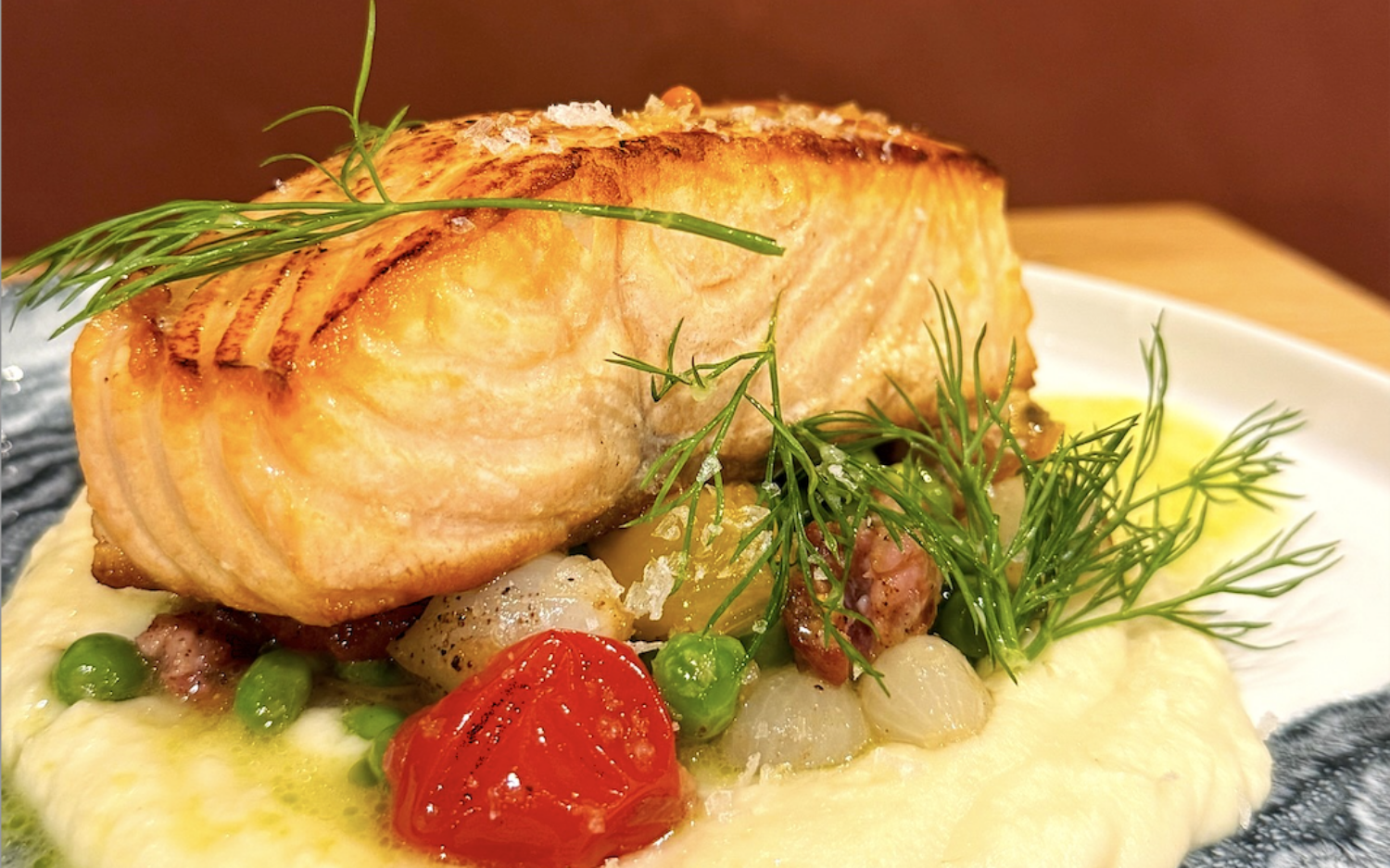 Außen goldbraun, innen glasig: Der Lachs kommt farbenfroh angerichtet / ©The Brown