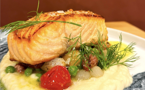 Außen goldbraun, innen glasig: Der Lachs kommt farbenfroh angerichtet / ©The Brown