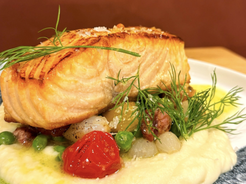 Außen goldbraun, innen glasig: Der Lachs kommt farbenfroh angerichtet / ©The Brown