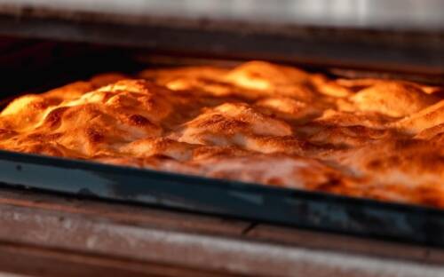 Außen knusprig, innen herrlich fluffig: Die Focaccia wird frisch gebacken / ©Andreas Behr