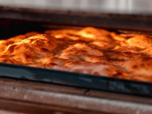 Außen knusprig, innen herrlich fluffig: Die Focaccia wird frisch gebacken / ©Andreas Behr