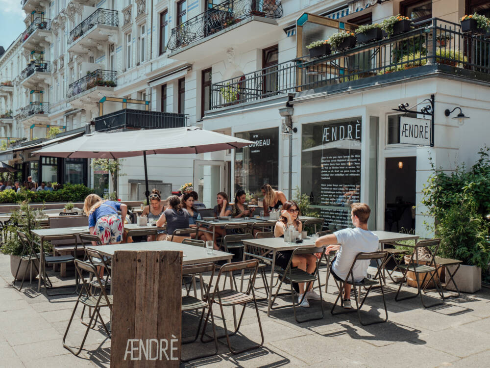 Bei gutem Wetter können gesunde Leckereien auf der Terrasse genossen werden / ©Ændrè