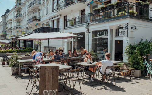 Bei gutem Wetter können gesunde Leckereien auf der Terrasse genossen werden / ©Ændrè