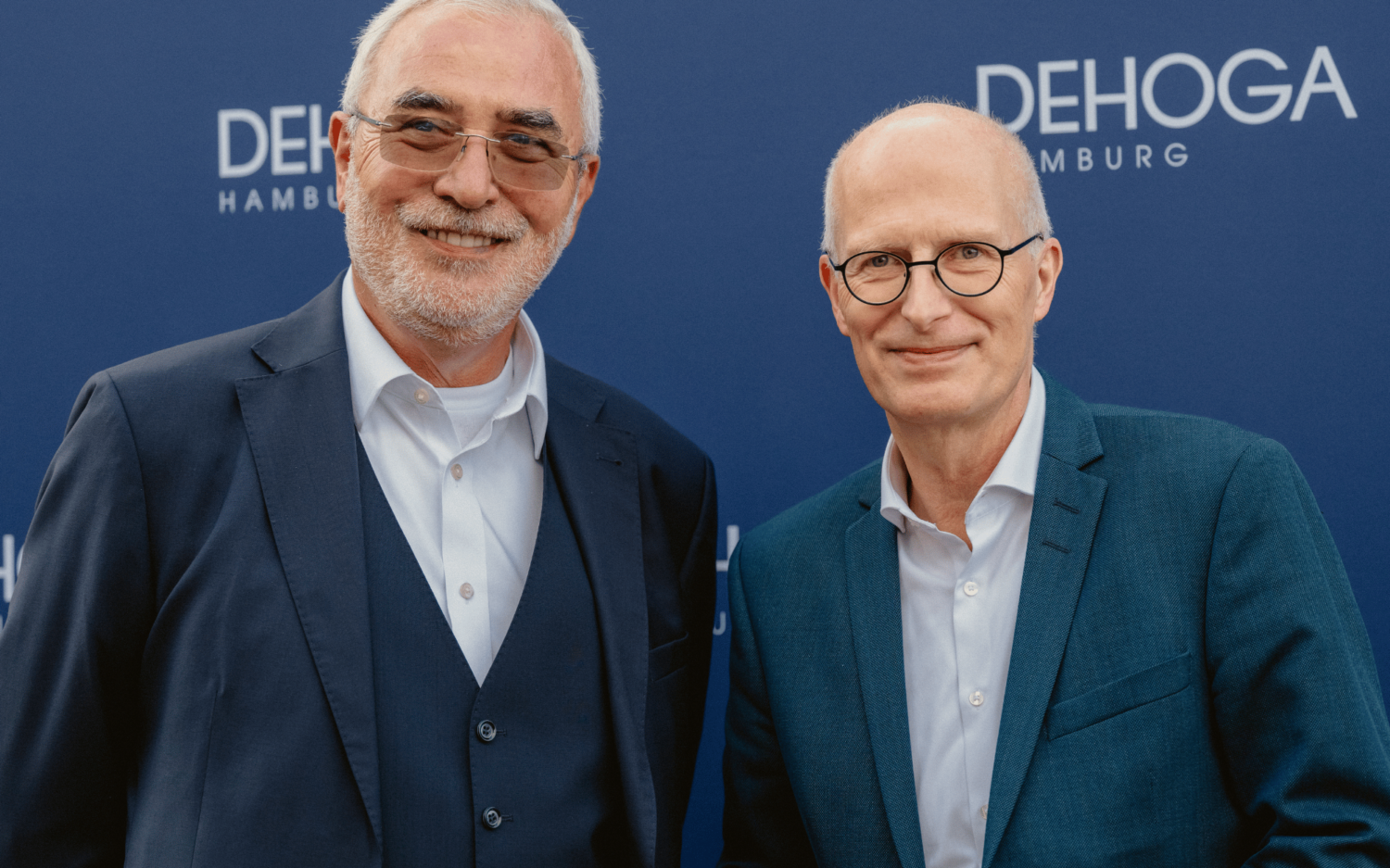 Beim Sommerempfang des Dehoga Hamburg forderten Präsident Bernd Aufderheide (l.) sowie Bürgermeister Tschentscher bessere Bedingungen für das Gastgewerbe / ©Jan Wagner