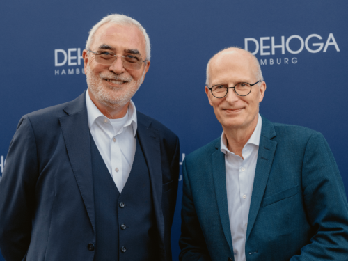 Beim Sommerempfang des Dehoga Hamburg forderten Präsident Bernd Aufderheide (l.) sowie Bürgermeister Tschentscher bessere Bedingungen für das Gastgewerbe / ©Jan Wagner